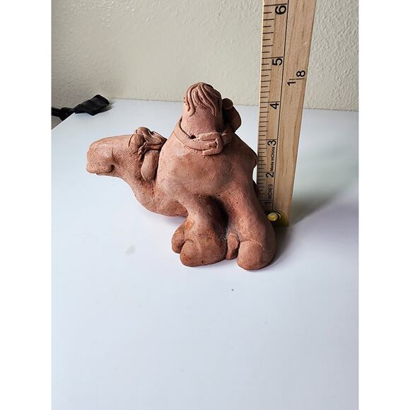 Clay CAMEL Kneeling Whimsical Smiling Art Figuring Collectible - Picture 8 of 8